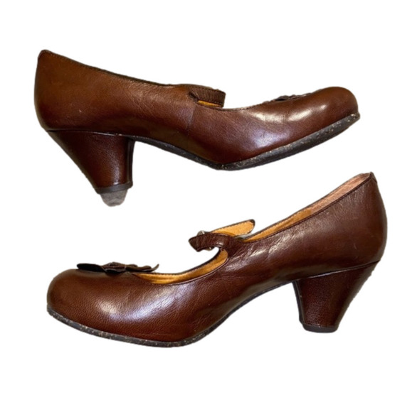 𝅺naya Cara Mary Jane Pump Dark Brown Leather Origami Flower Detail S 8.5 EUC - Picture 1 of 5